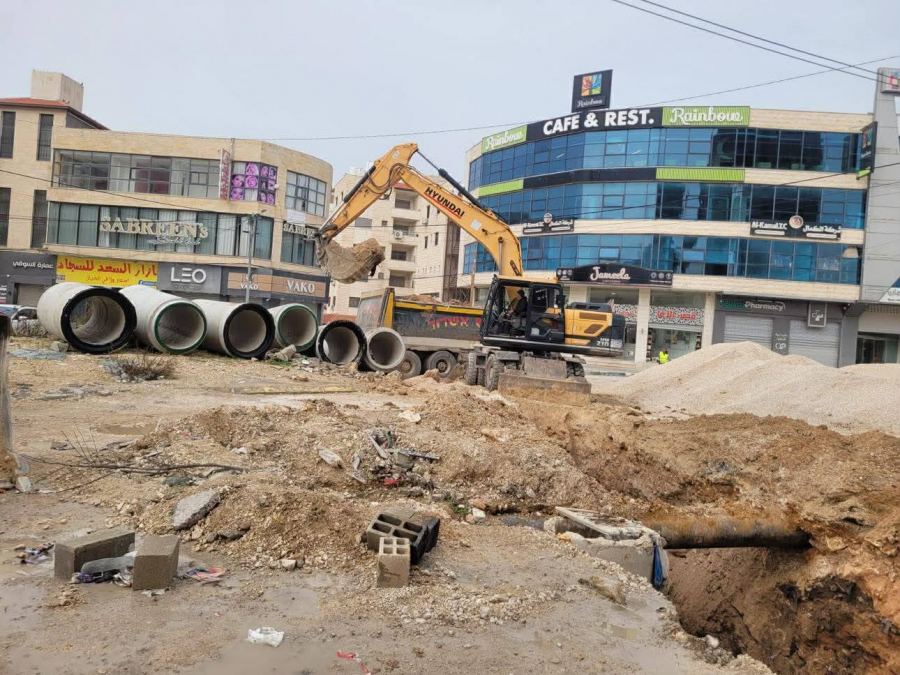 تركيب عبارات تصريف المياه في منطقة دوار البطيخة 